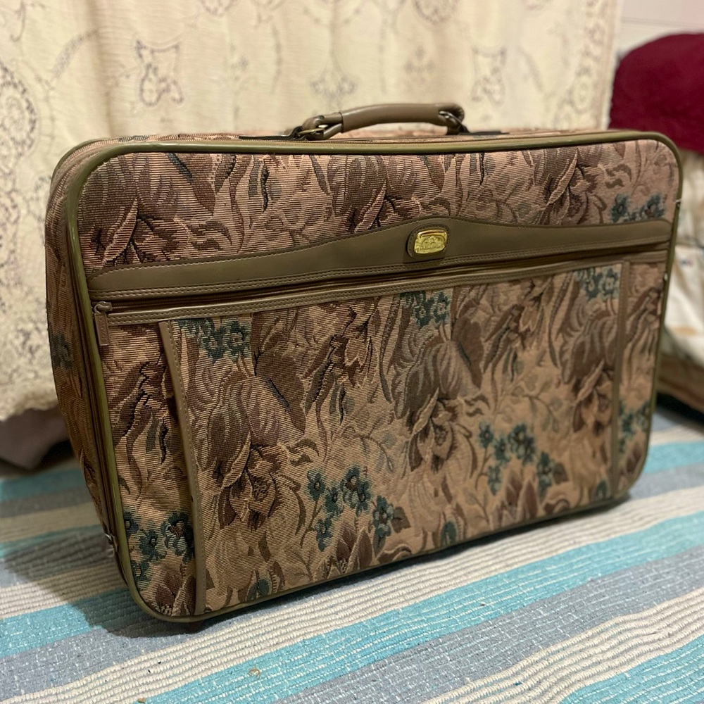 Jordache: vintage suitcase on wheels